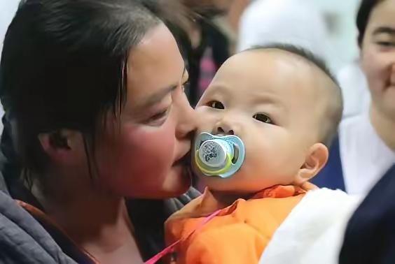 2014年，山东一宝妈在给10月大的女儿洗澡时，惊讶地发现孩子屁股上竟插着一根钢