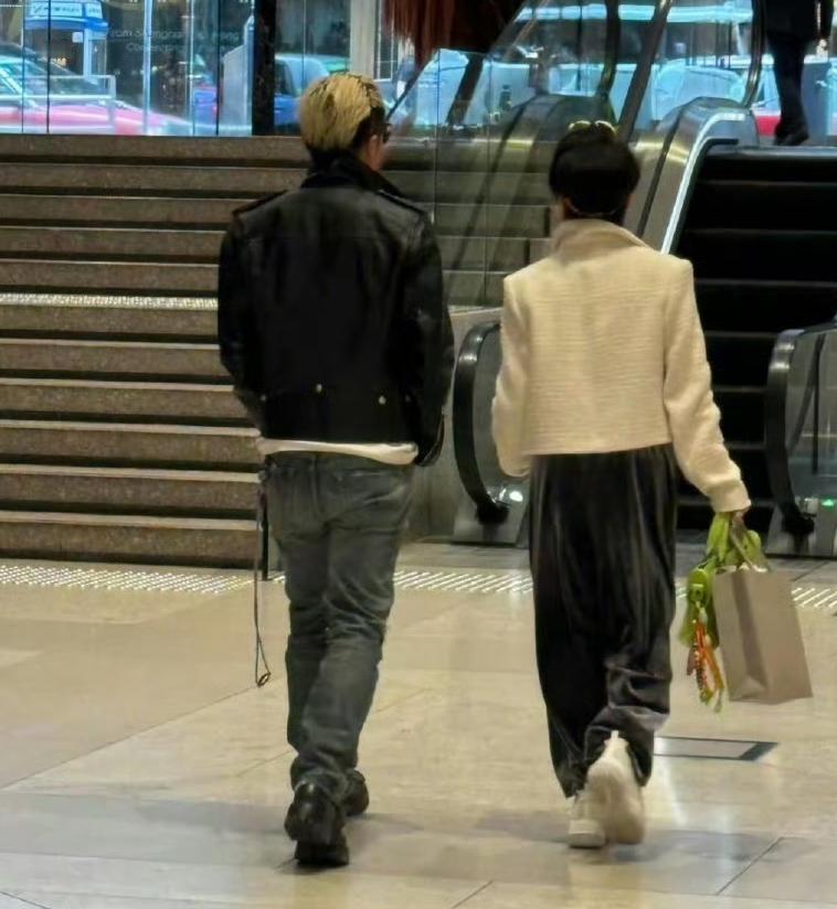 2月25日，网友在香港街头偶遇谢霆锋陪妈妈狄波拉逛街，在上楼梯时狄波拉亲热的搂住