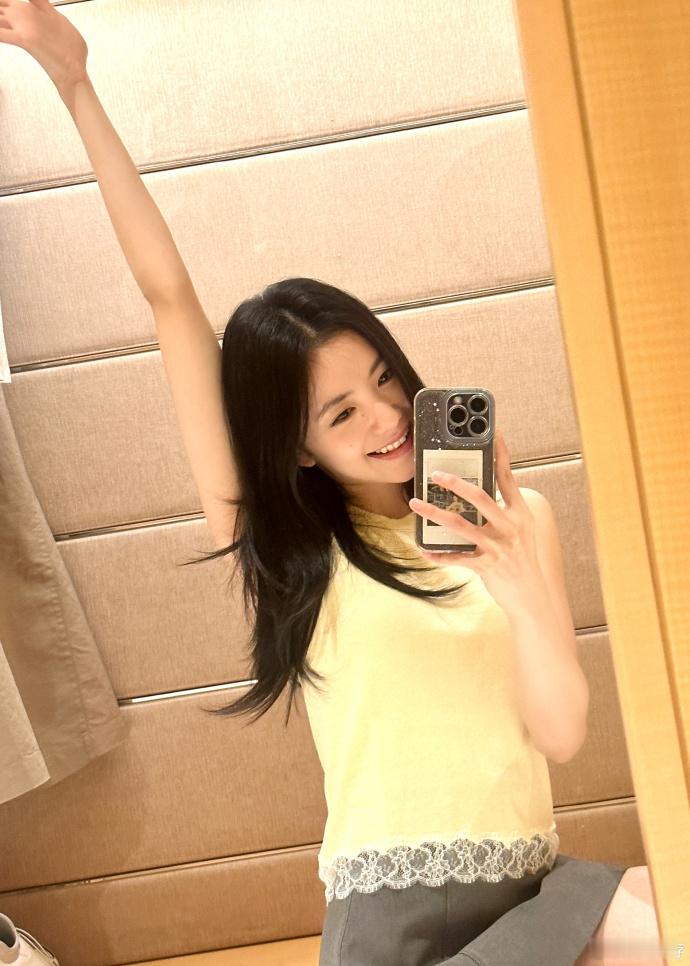 ：刘浩存对镜拍好会拍照的美女子[舔屏]你也为我们存宝着迷吧~此女对镜拍已达教授级