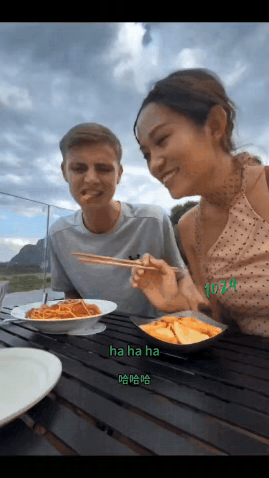 这个“麻辣烫”女孩也太恶心了吧，英国男子吃不下去的东西她竟然接着吃，还吃的津津有