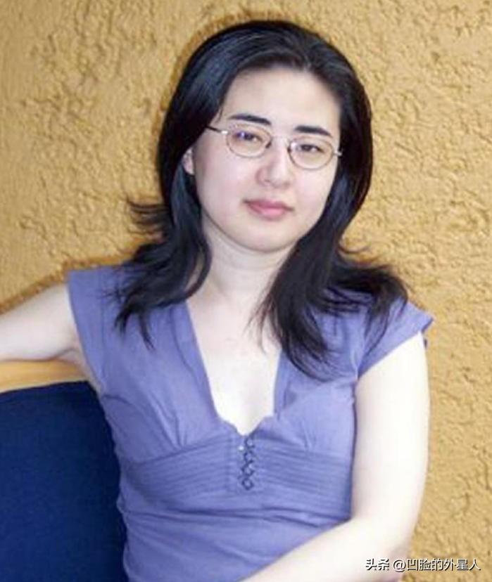 1999 年，28岁北大才女田晓菲嫁给自己的美国导师，父母气的咬牙切齿，但田晓菲