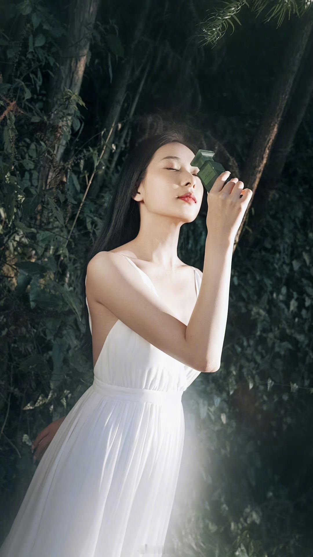 山林中的白色精灵 ​​​
