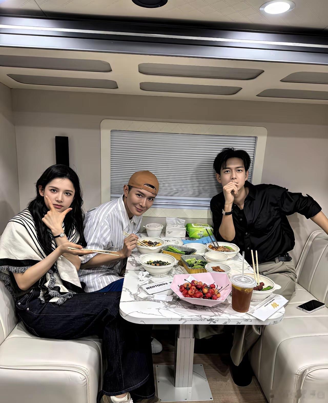 明星吃的很简单，也很辛苦。 