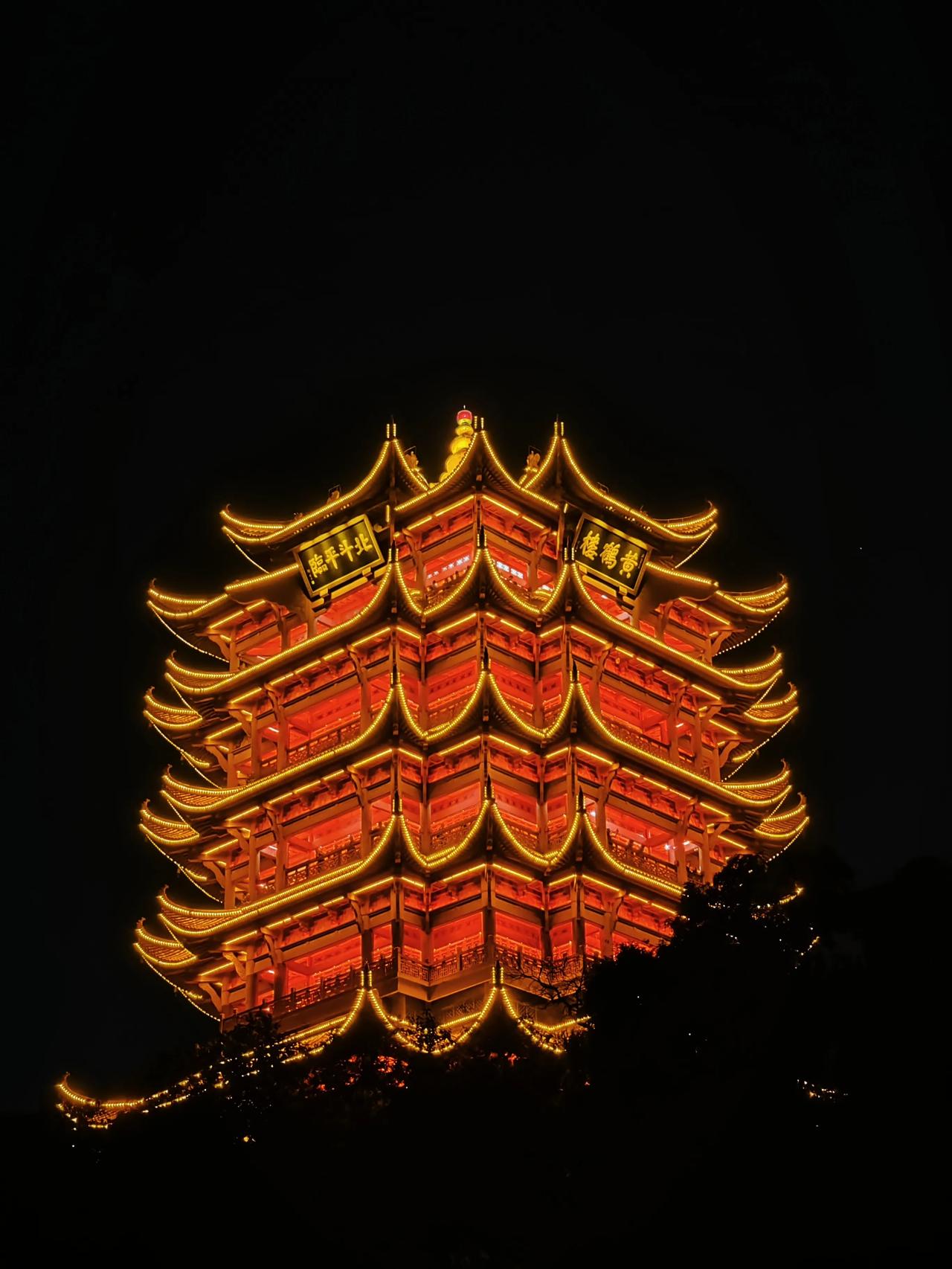 黄鹤一去不复返，
白云千载空悠悠。
晴川历历汉阳树，
芳草萋萋鹦鹉洲[憨笑]
诗