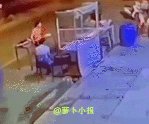 占道经营遇到超速驾驶=合并同类项。
早就说了不能占道经营，可是有人就是不听，还觉