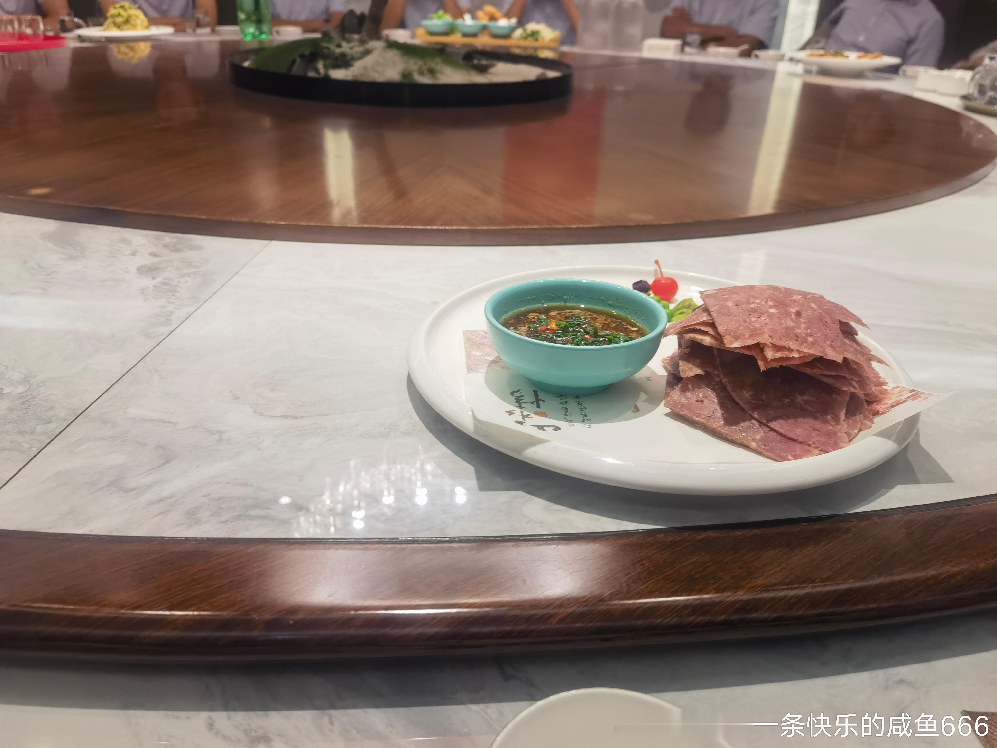 解散了要吃散伙饭，饿死了，但是有个领导一直不到，他们就一直在叭叭，听着烦。 ​​