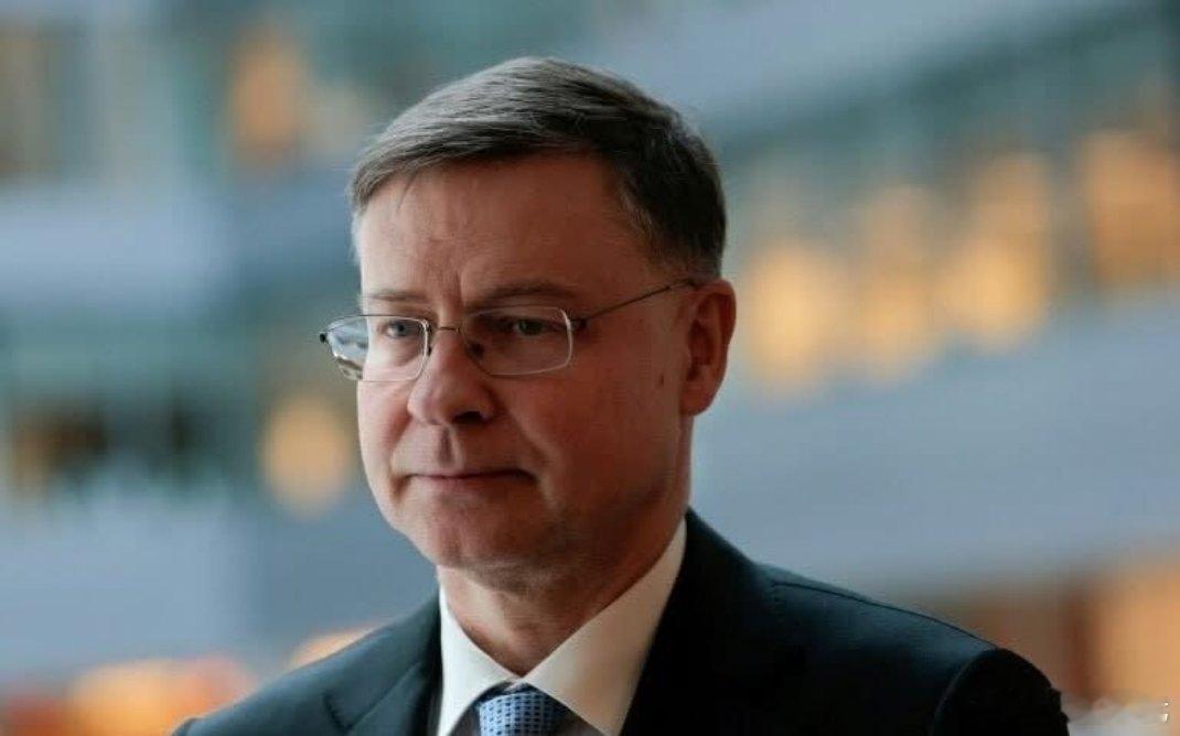 欧盟计划在6月底前开始向乌克兰发放总额达900亿欧元的贷款。欧盟经济事务专员瓦尔