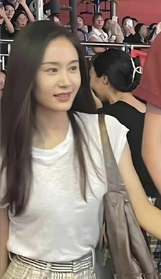 路人镜头下的王子文无滤镜状态，为什么生图比精修更耐看？