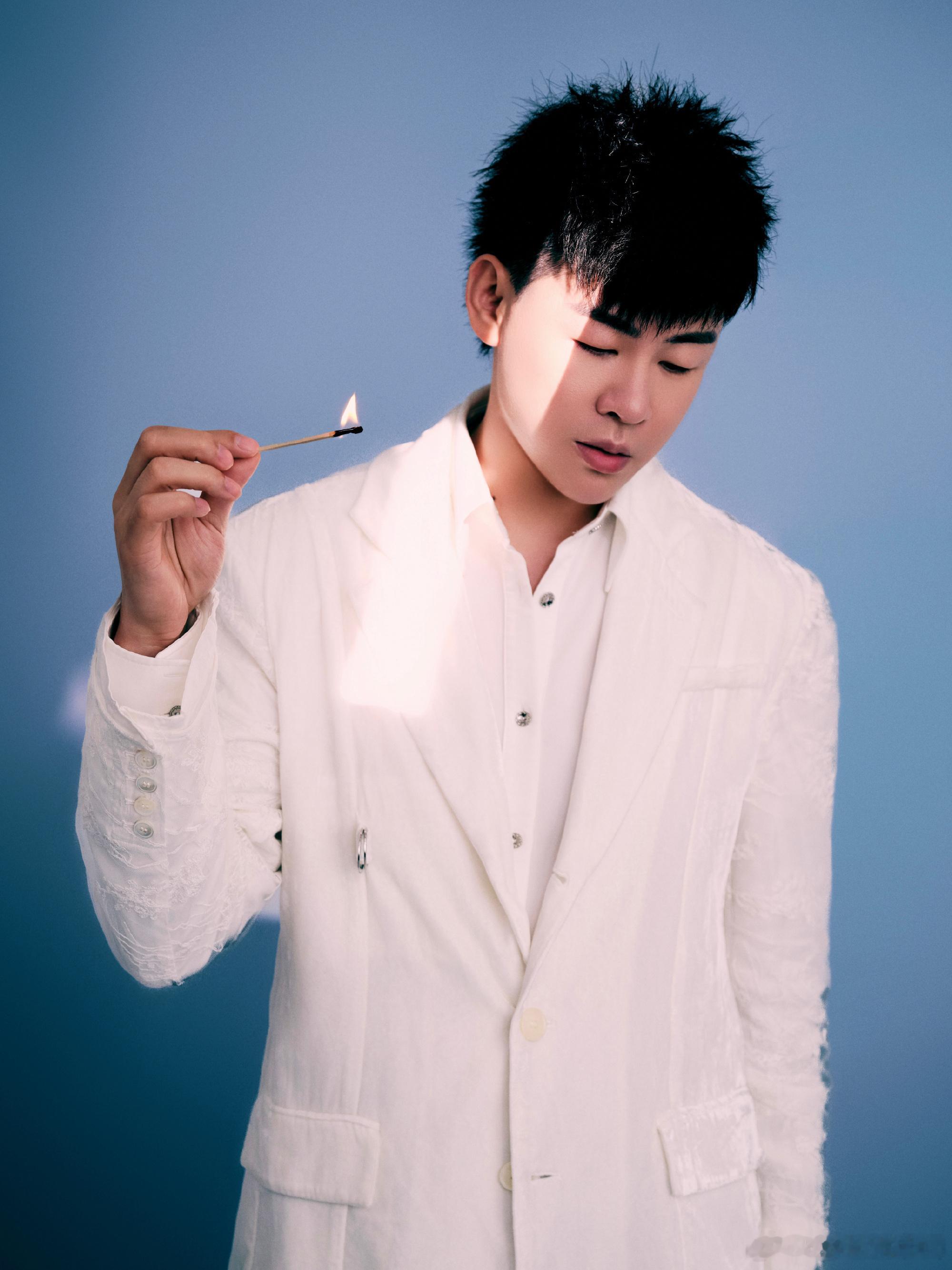 胡彦斌被传分手后剪头无声的释怀都藏在新发型里，不纠结舆论传闻，安安静静和过去告别