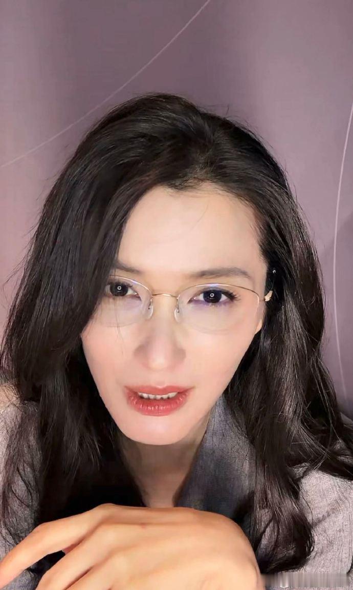 徐洁儿直播找工作乘风2026一边顾着舞台一边争取拍戏，全方位发展超拼 