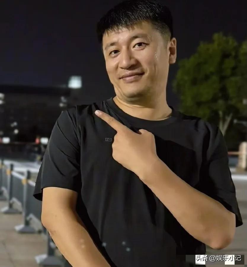 张雪峰走了，41岁。

说实话，看到讣告那一刻，我愣了好久。早上他还在直播，嘴皮