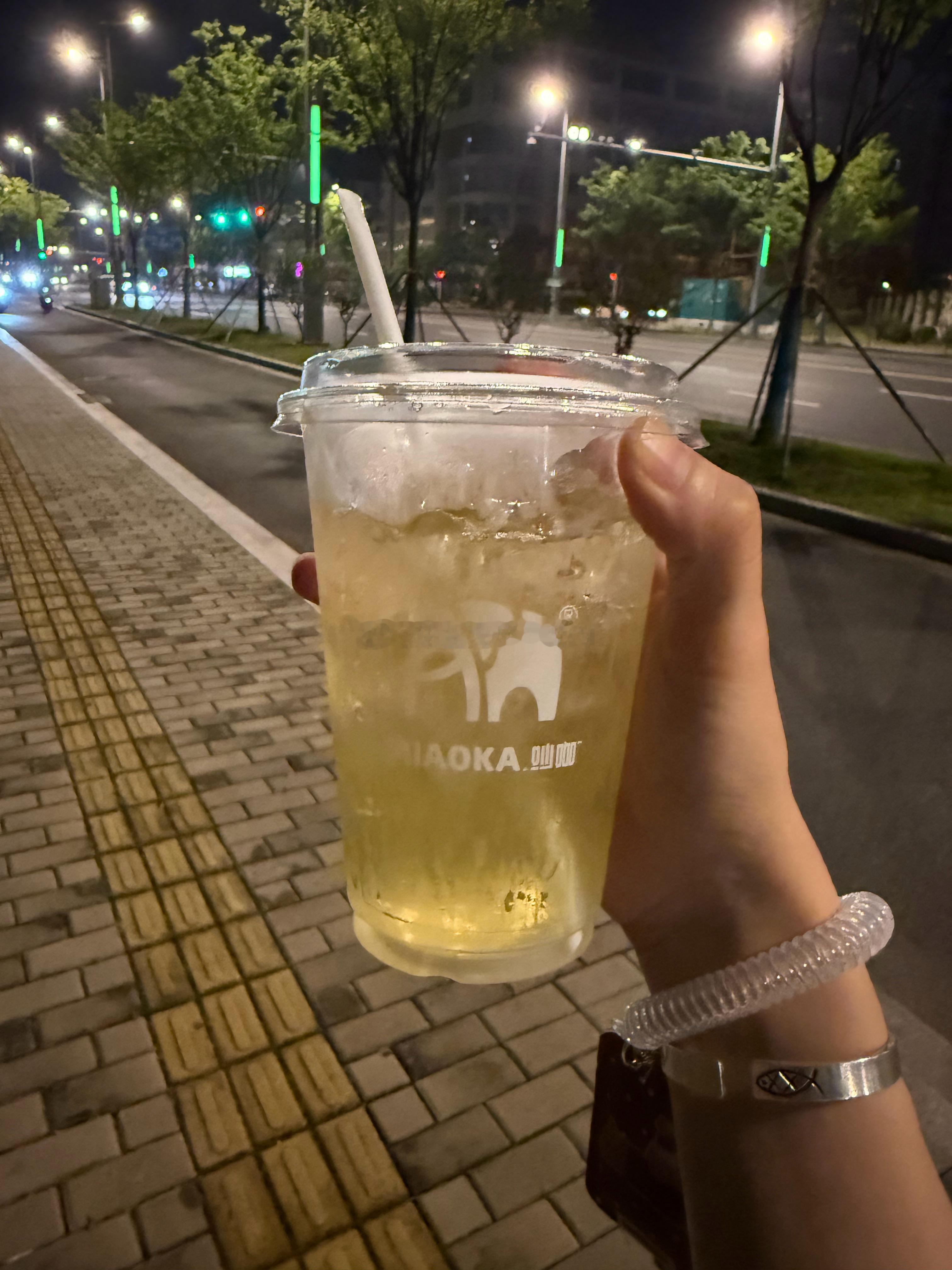 朋友是相互的 人也是自私的 朋友没有单方面付出的我可以接受我付出的多 但是我不能