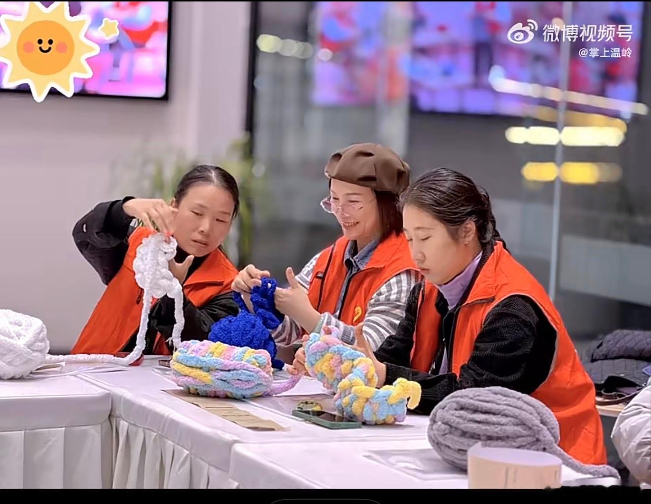 台州志愿者手作围巾暖了特殊娃心房国际志愿者日前夕，温岭志愿者齐聚驿站，用指尖温度