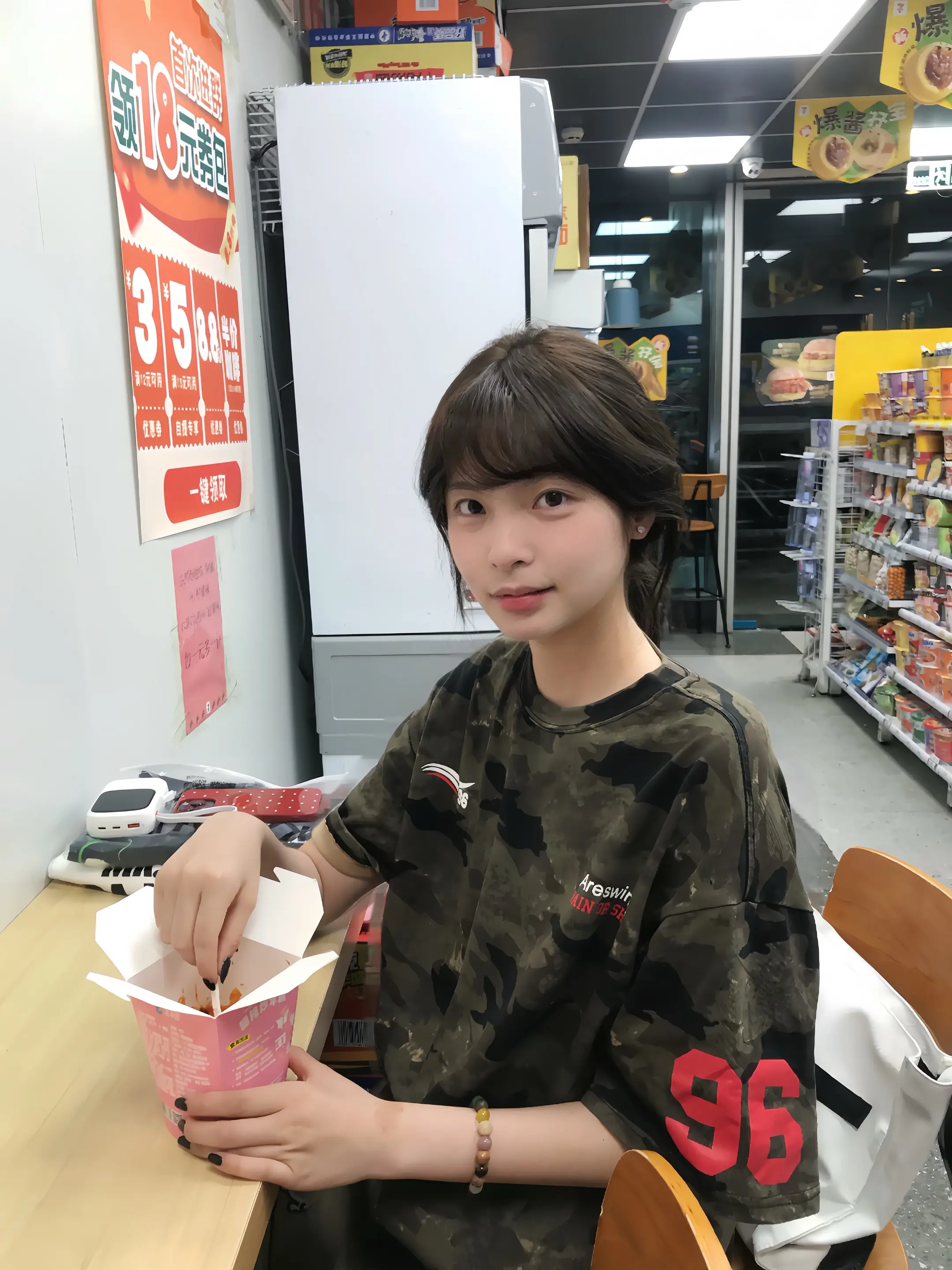 洁白的婚纱 手捧着鲜花