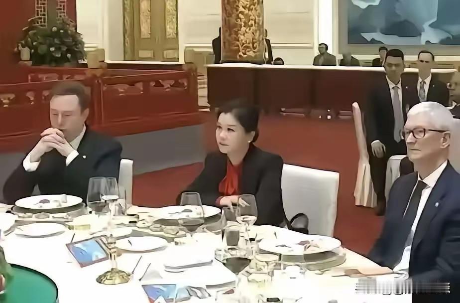 很多人好奇马斯克和库克这两位全球科技圈的“顶流”，居然一左一右“护着”一位中国女