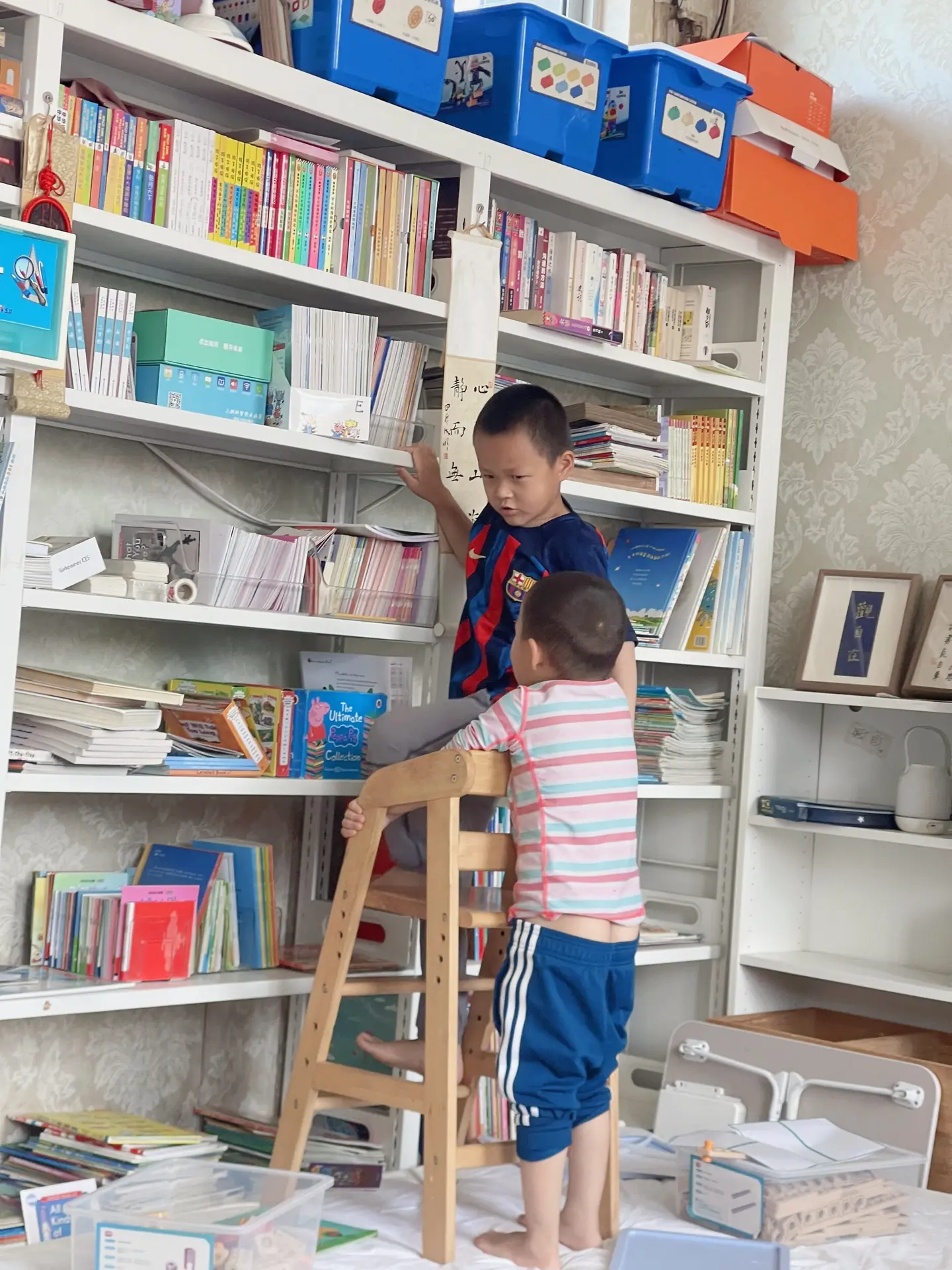 专家说孩子玩耍的时候不要打扰他…所以弟弟的裤子掉了……我也没喊他……