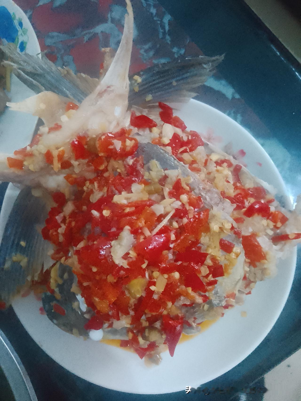 鱼头一定要买活鱼现宰杀的，不然肉质不嫩，腥味还重。泡辣椒、泡姜最好买湖南或四川的