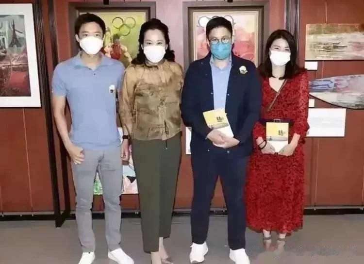 43岁的霍启刚和她64岁的母亲、41岁的爱妻郭晶晶，、39岁的亲弟霍启山和他9岁