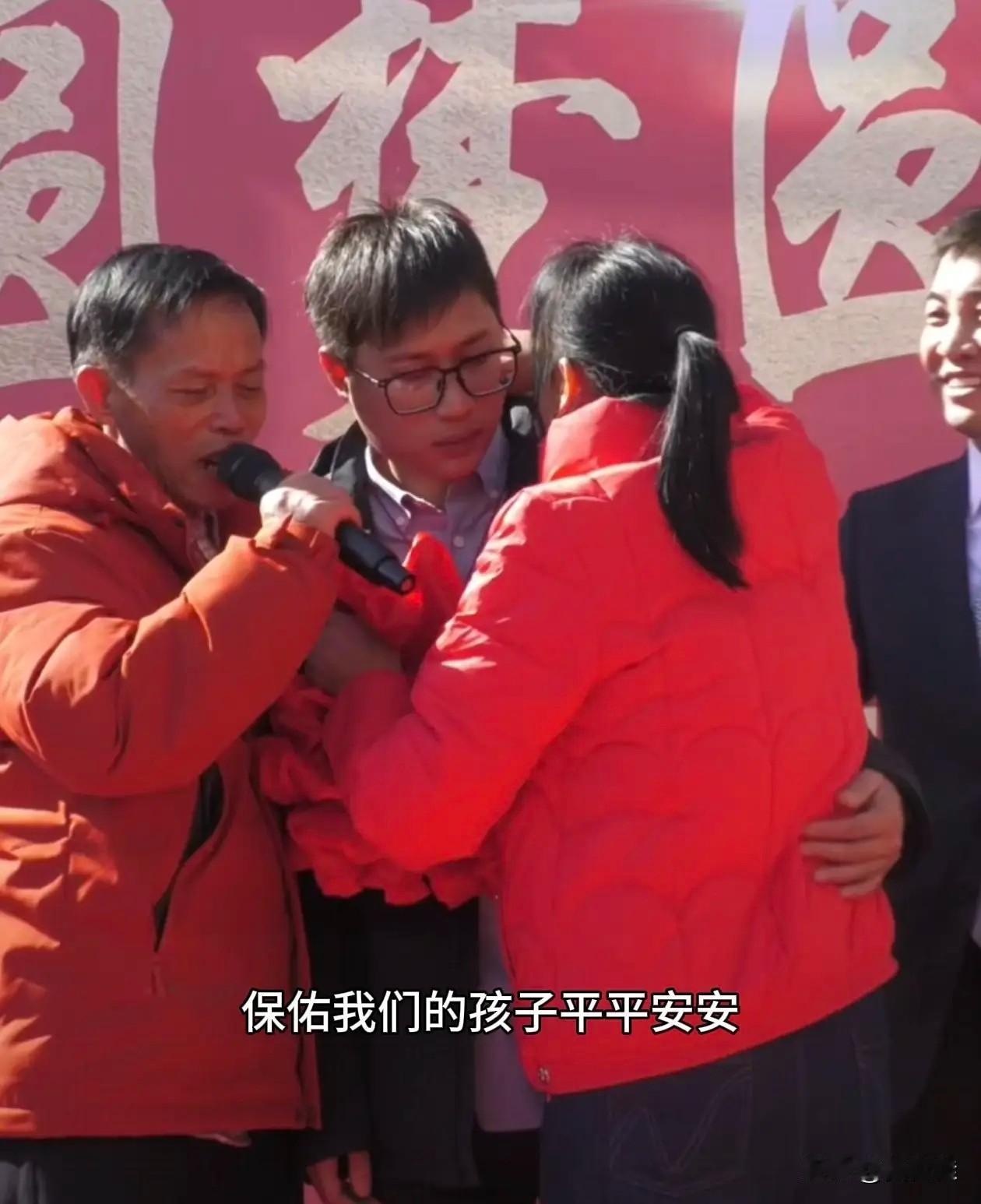 红绸花往儿子身上一挂，老两口眼睛都笑出褶子，话里话外全是“顺风顺水”，高兴劲儿就