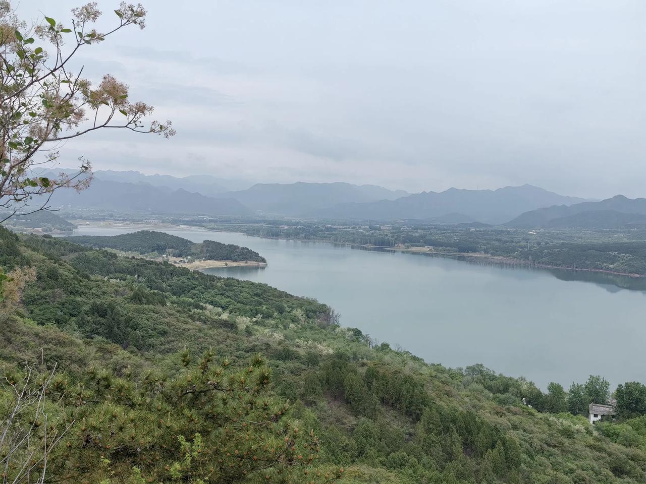 分享手机里随手拍的风景照在山上看十三陵水库。