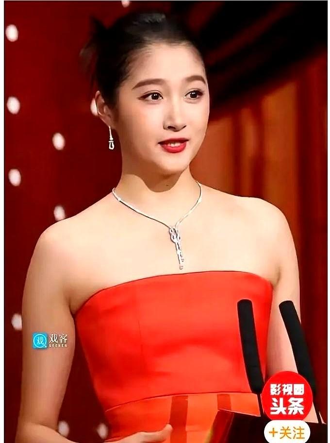 关晓彤红毯造型总被骂，真不是造型团队不行。关键是她肩颈有点肉、下颌线不明显，跟现