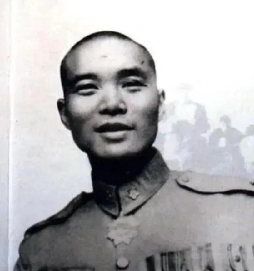 1958年，沈醉去天安门参加阅兵仪式，看见毛主席身边站着的女人，吓得他当场差点魂