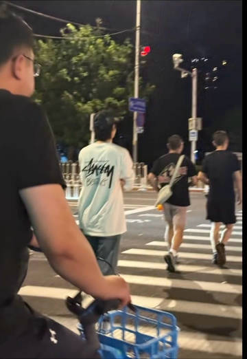 网友三里屯偶遇马柏全 有网友在北京三里屯偶遇马柏全，光是一个背影就足够吸睛，又高