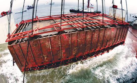 2007年，中国人干了件全世界都没干过的事：把一整块海底连船带泥切下来，搬回了家