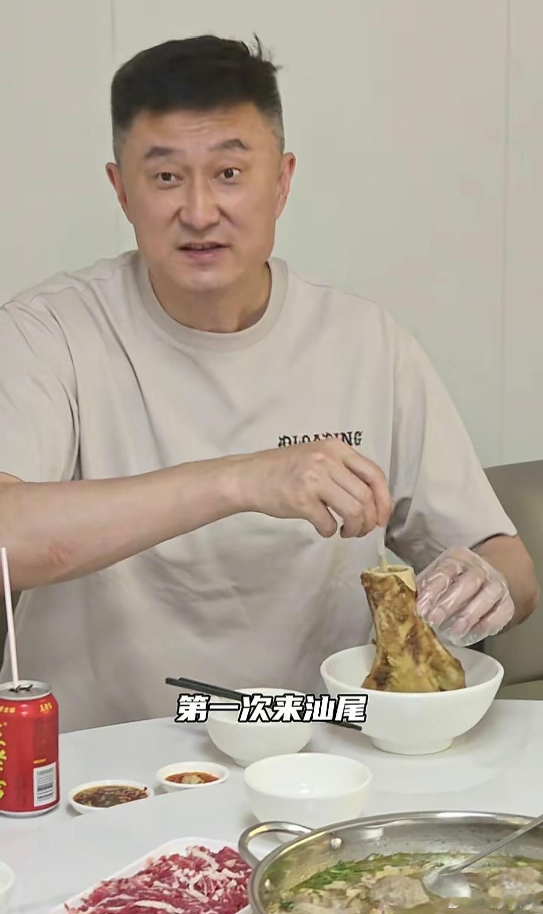 看粤BA吃美食，杜锋指导第一次来到广东汕尾，打卡体验当地特色牛肉火锅