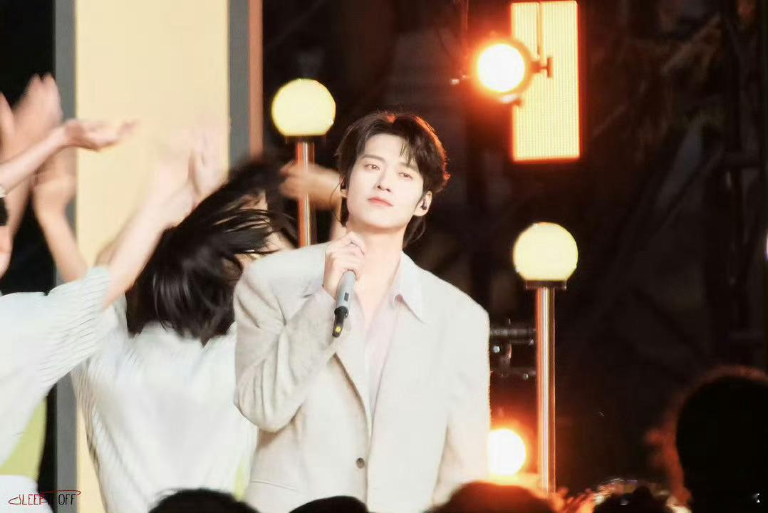 邓为魏大勋邓凯五四晚会录制路透青年演员集结五四舞台，邓为雅致、魏大勋沉稳、邓凯俊