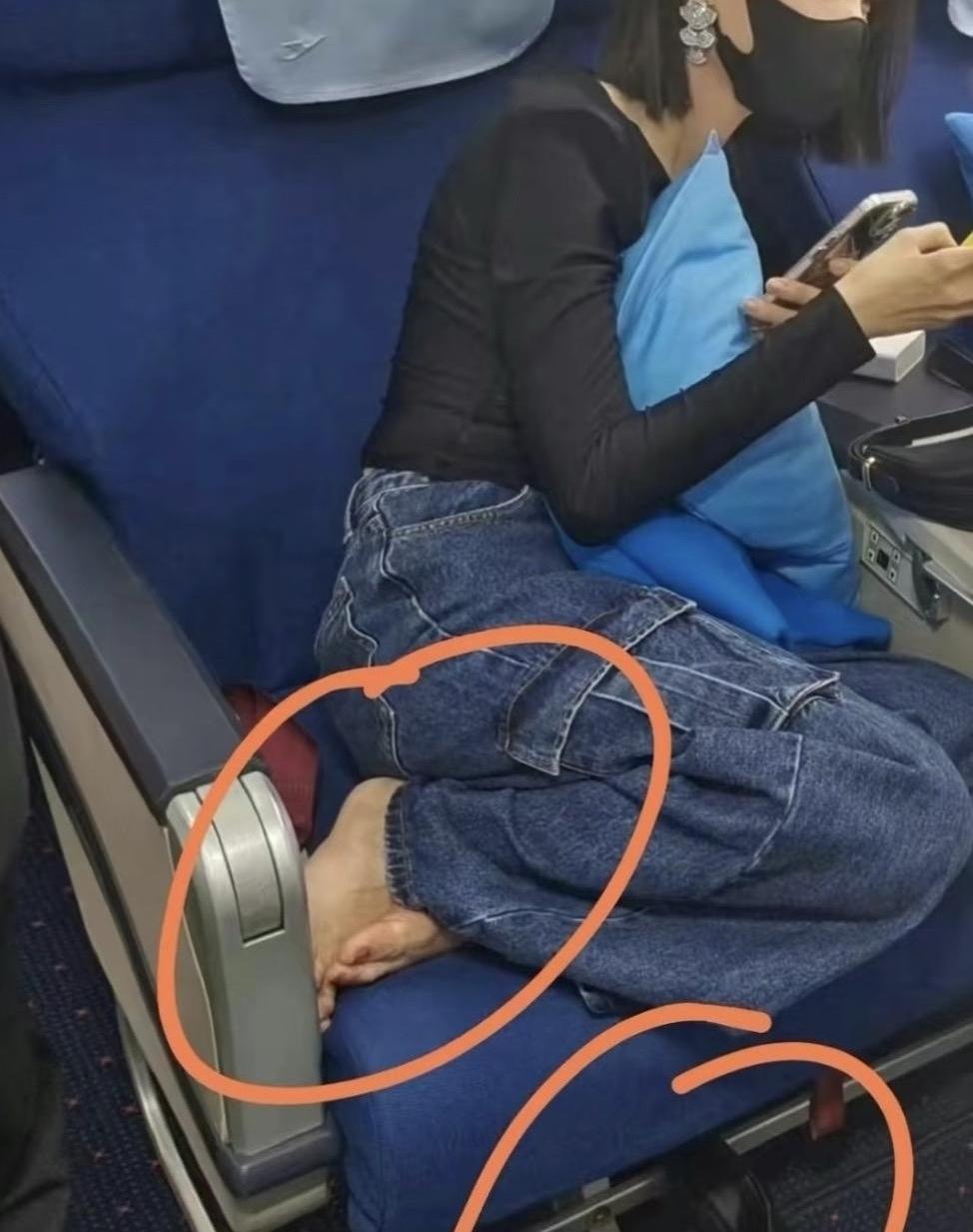 坐飞机脱个鞋，怎么就跟“素质”杠上了？李一桐早前在商务舱脱鞋休息的生图被翻出来，