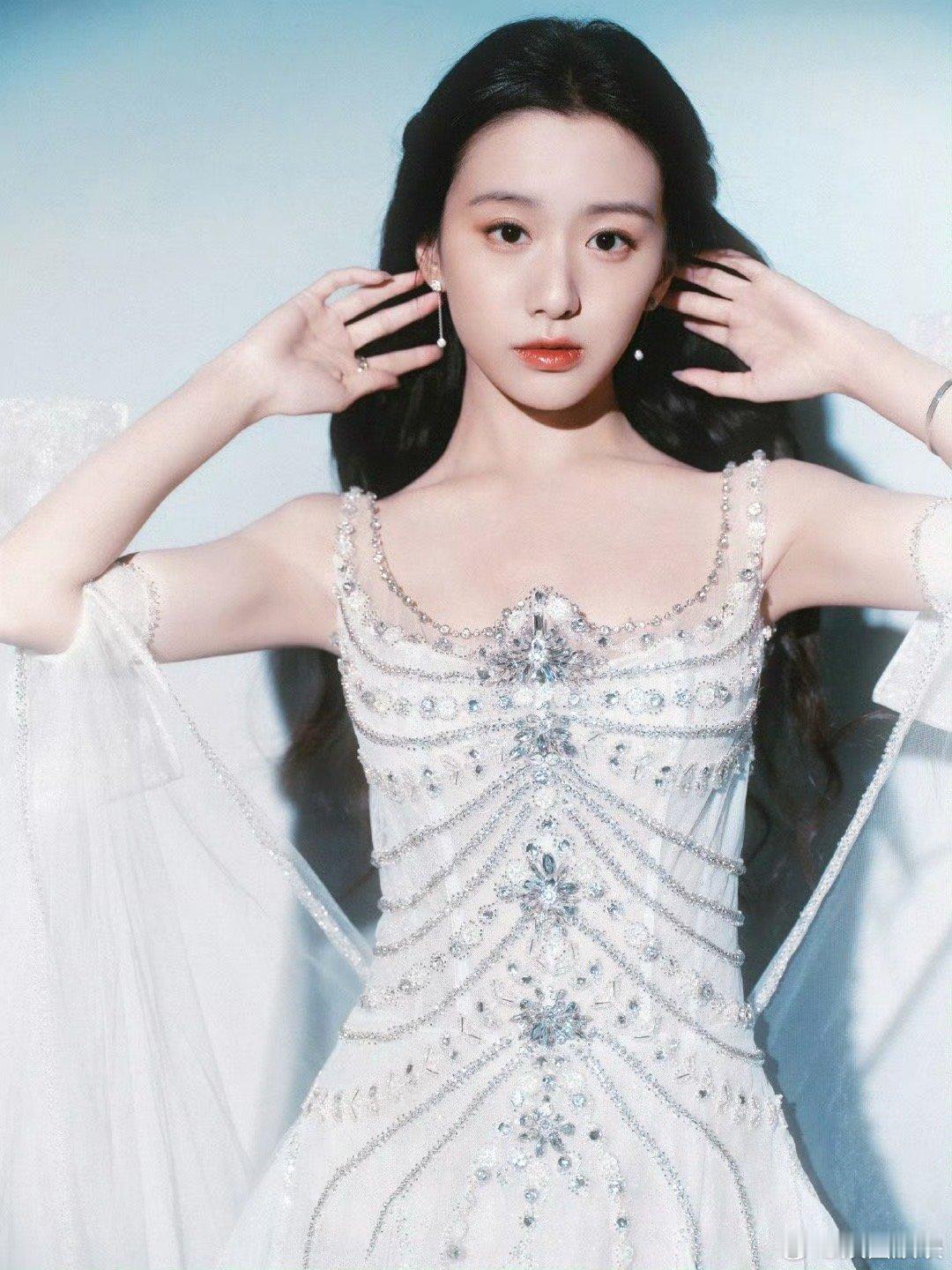 包上恩穿了艾莎公主的礼服 渐变冰蓝公主裙，一秒幻视艾莎公主了[打call][打c