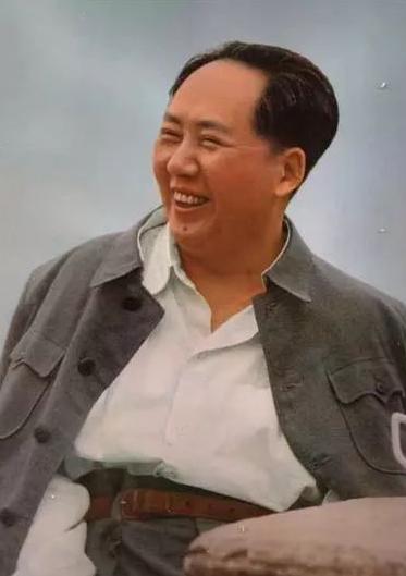 毛主席讲得最震撼的一句话：中国人站起来了！讲得最朴实的一句话：为人民服务！讲得最