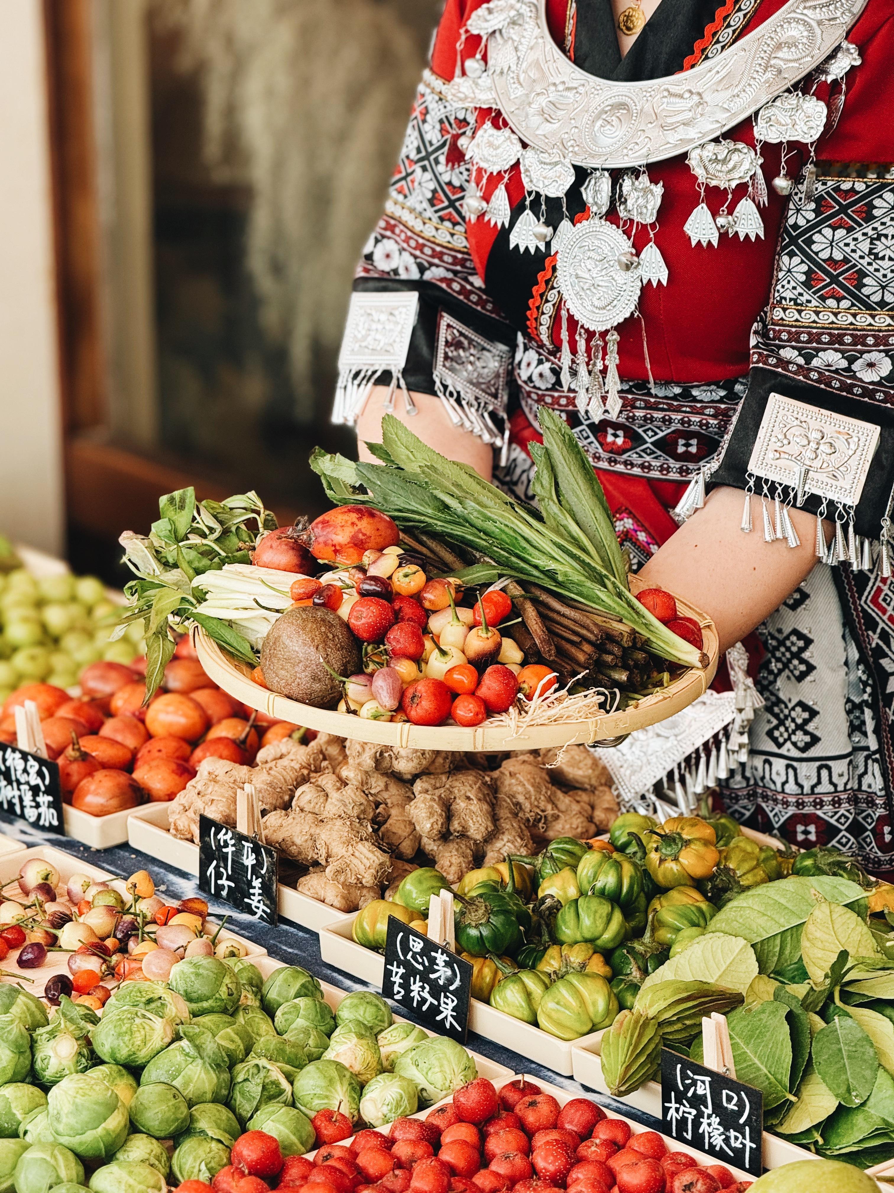 盐城也有云南现舂酸汤火锅[哇]十几种野果现舂现煮不预制[比耶]香甜酸辣有点爽！好