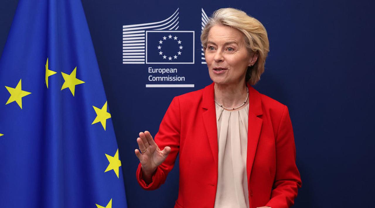 "这将是强有力信号":冯德莱恩称对乌贷款能强化其地位
 
欧盟委员会主席乌尔苏拉