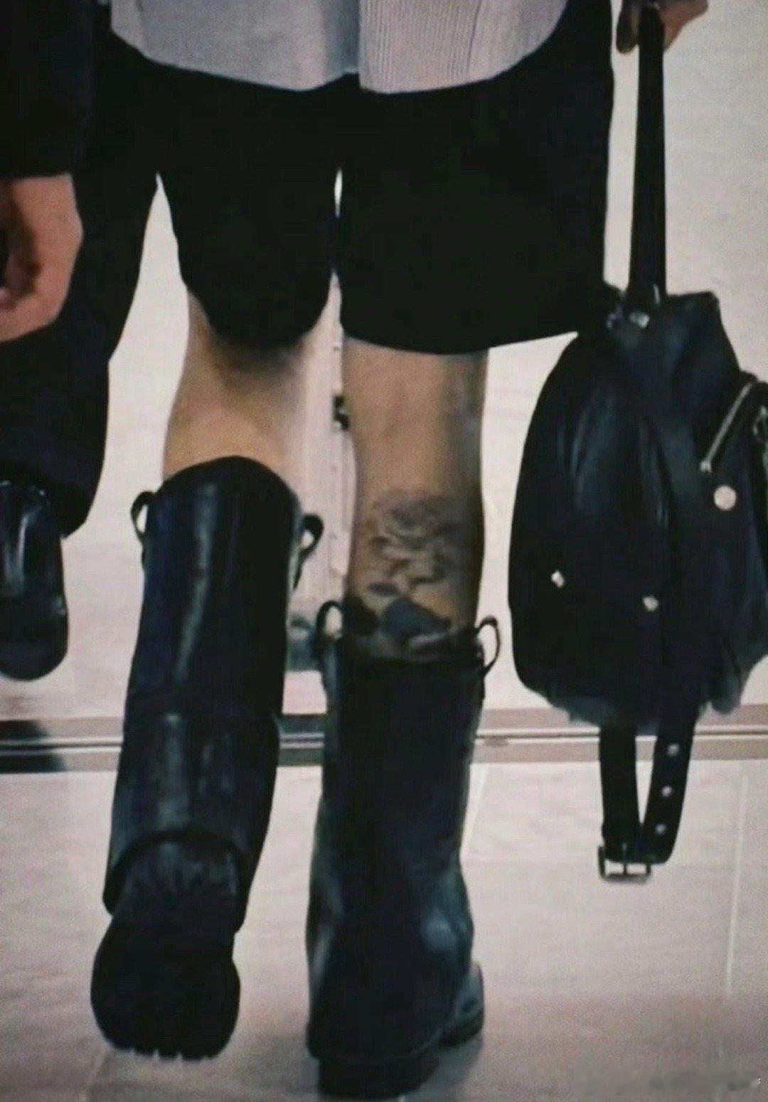 邓为腰上的纹身 邓为穿高领毛衣是禁欲系，一抬手露出纹身是欲系，这波切换毫无痕迹，