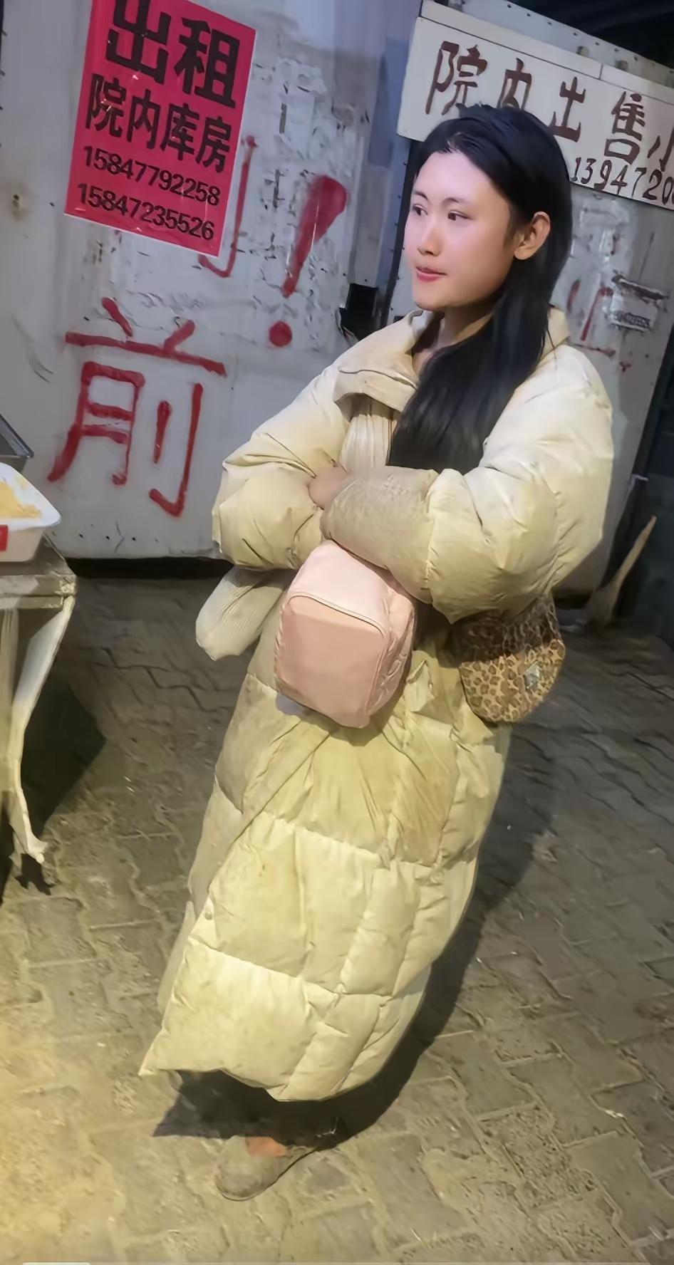 内蒙古包头，男子在街边偶遇这位颜值比较高的流浪女孩，男子多次尝试着想搭讪她，还想