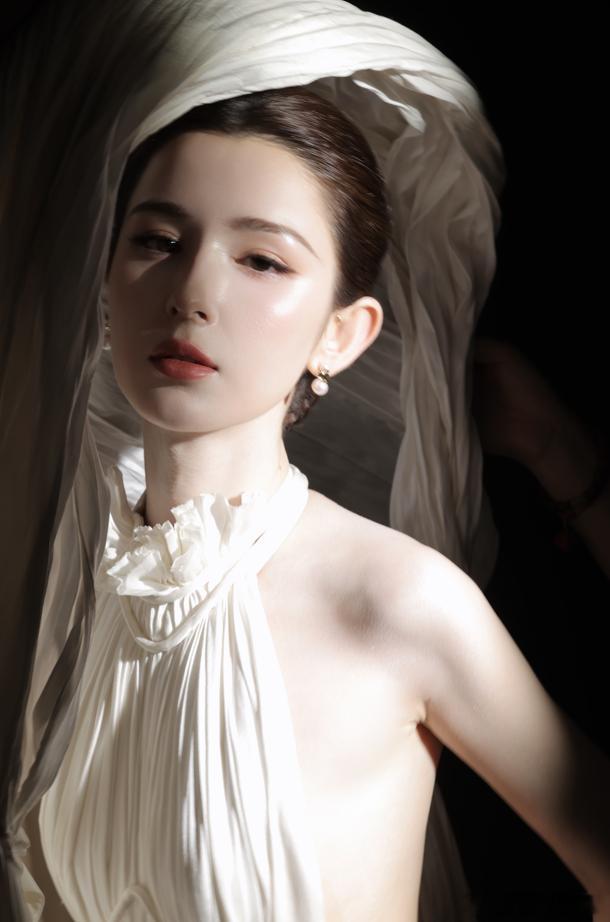 哈妮克孜救命！她就是海边神女本人吧😭穿着波光粼粼的纱裙站在礁石上，海风掀起裙摆