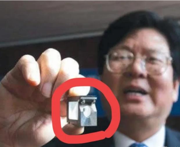 这个中国男人用一块小小的“石头”，压制美国激光领域27年！当美国高调宣布突破封锁