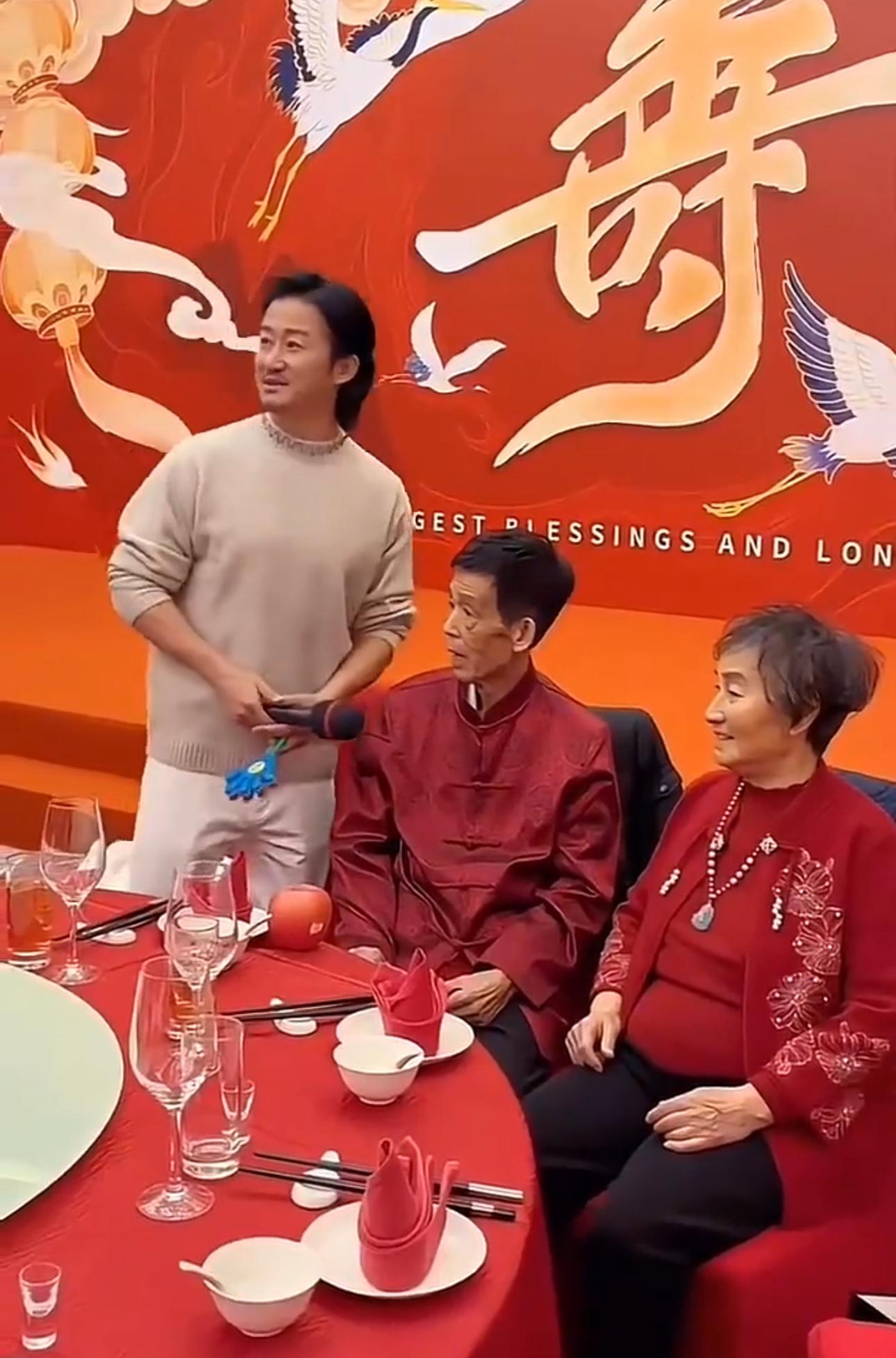 吴京为父亲庆80大寿  《镖人》杀青后京哥的长发造型还继续呀🙊 
