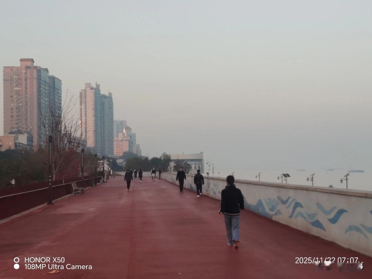 11月22日长江岸边晨练