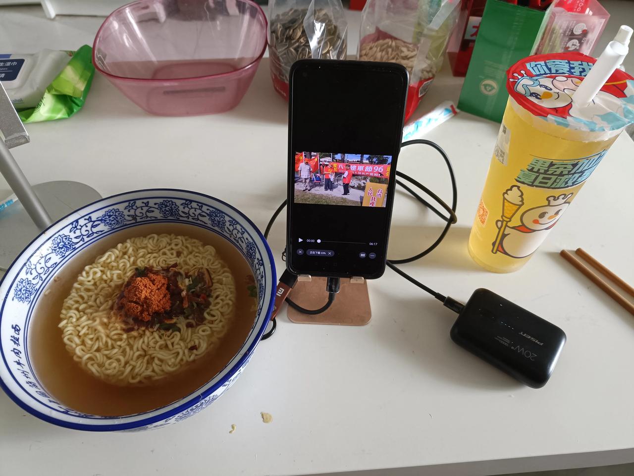   一早上起来，就一边吃泡面与喝蜜雪冰城，一边积极做好纯公益促统视频，一个人就可