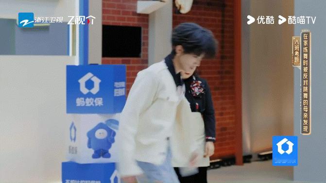 何赛飞这情绪切换绝了 看何赛飞演戏是一种享受。她的情绪切换像呼吸一样自然，你不知