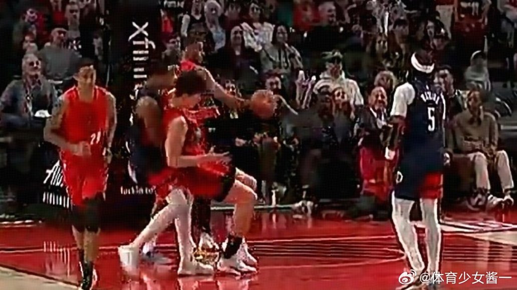 杨瀚森遭抱摔输急了？杨瀚森遭奇才落选秀里斯抱摔，裁判吹罚双方技术犯规北京时间3月