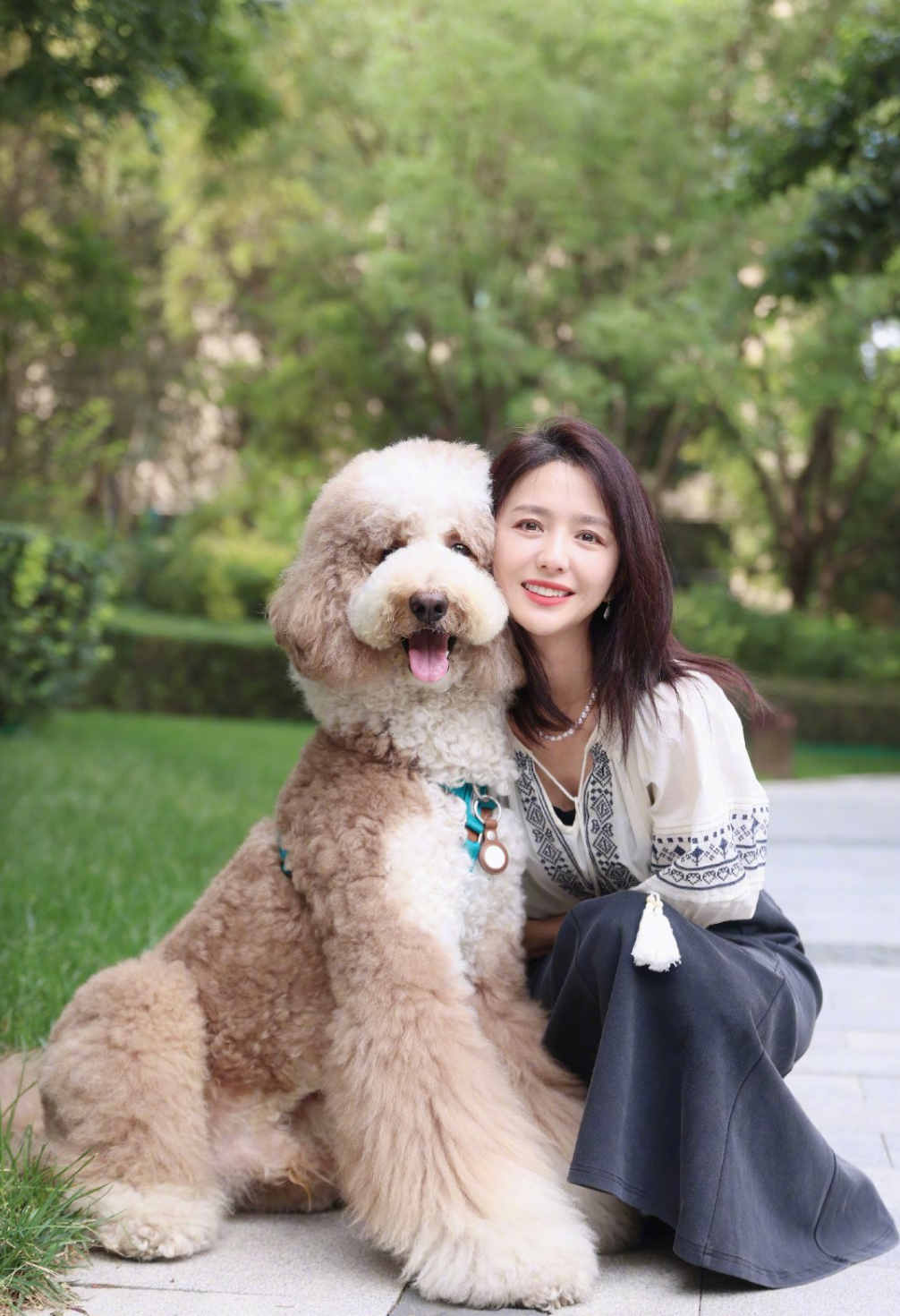 佟丽娅43岁的状态 YY比我大整整一轮，但确实保养的可以，估计很多明星都在这方面