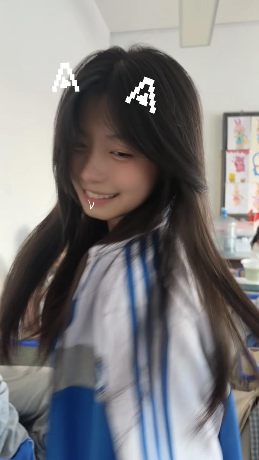 她的牙齿很整齐 笑起来也很可爱