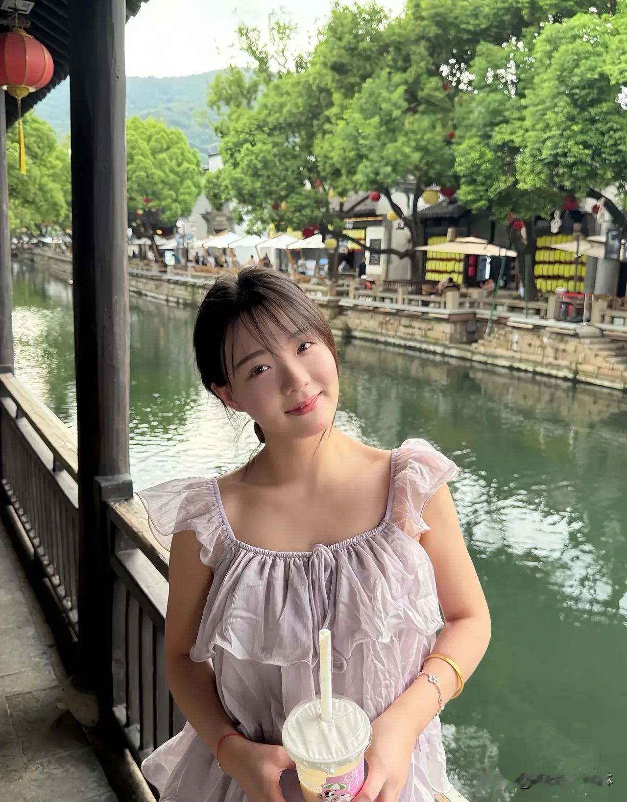 烟雨入江南，
青衫映画船。  
撑伞过石桥，
谁家姑娘步履轻缓？  
一颦一笑皆