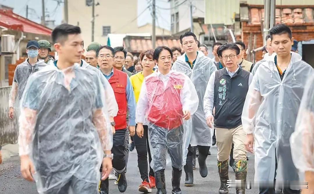 台南暴雨村庄被淹，民众怒吼：连抽水机都没有！绿营官员却在“作秀
 
2025年8