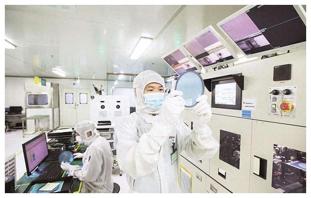 荷兰向我国售出257台光刻机，获7500亿元， 外媒发声
短短14个月，中国从荷