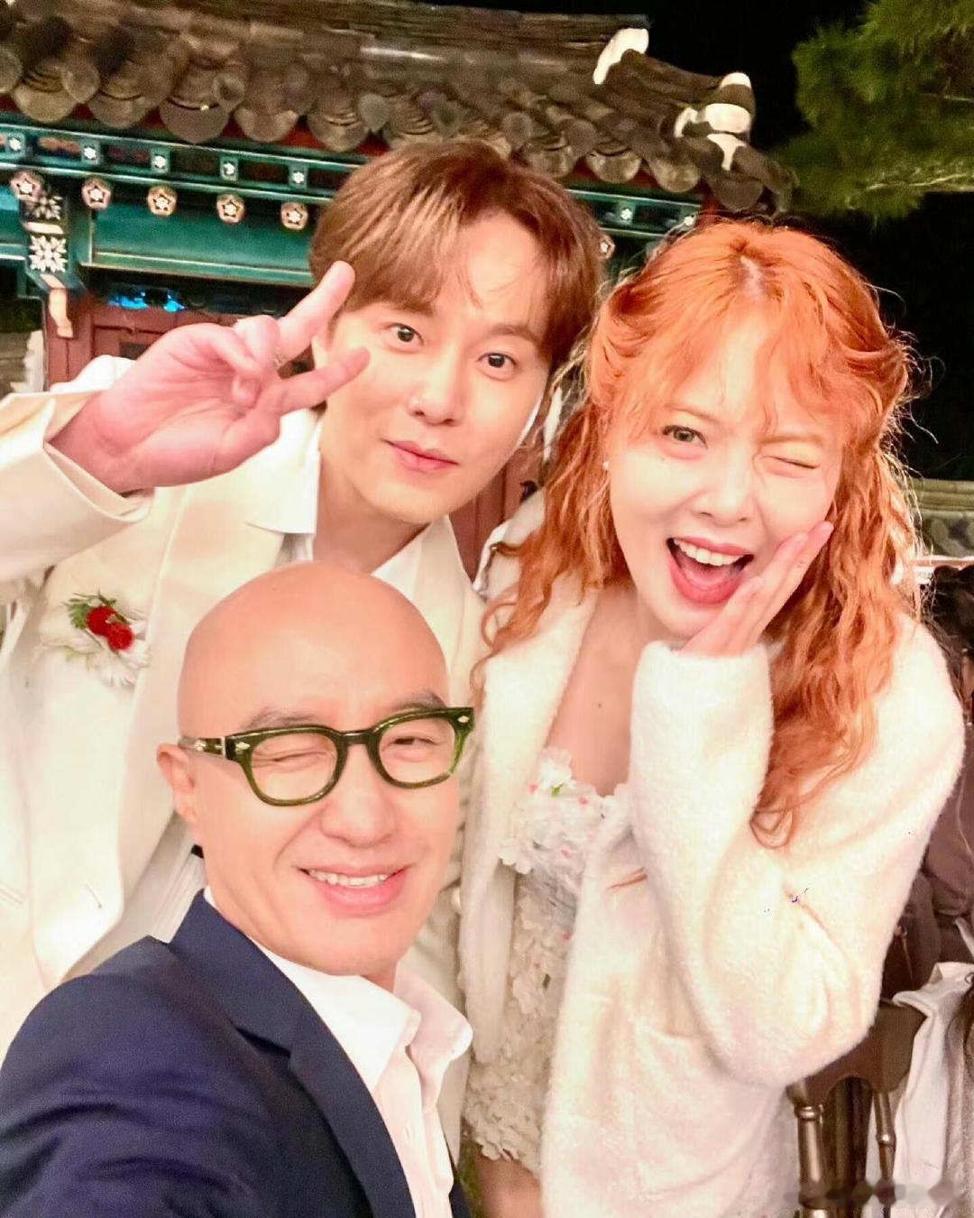 #泫雅和朋友们的合照#泫雅婚礼上和朋友们拍的合照来啦，姐姐越活越年轻了，第一张还